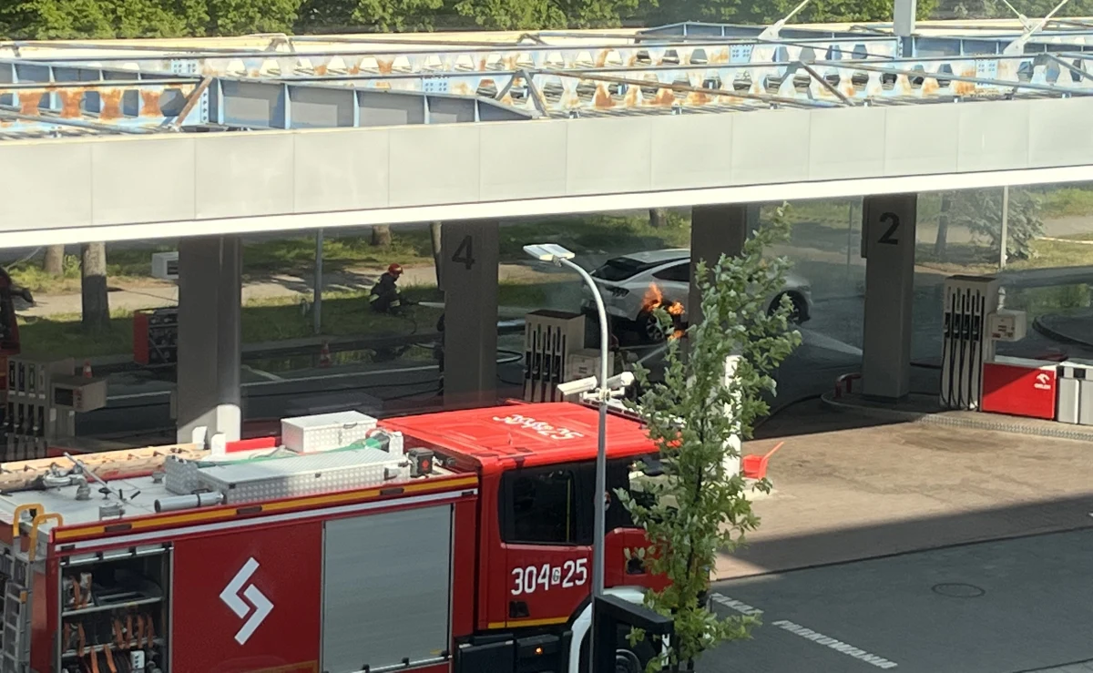 Ewakuacja jednej ze stacji benzynowych w Gdańsku. Powodem był dym, który wydobywał się z samochodu elektrycznego. 