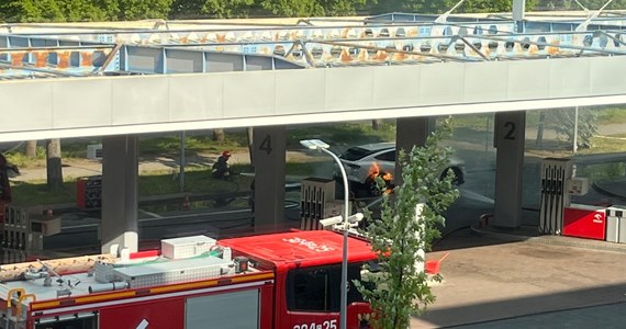 Ewakuacja jednej ze stacji benzynowych w Gdańsku. Powodem był dym, który wydobywał się z samochodu elektrycznego. 