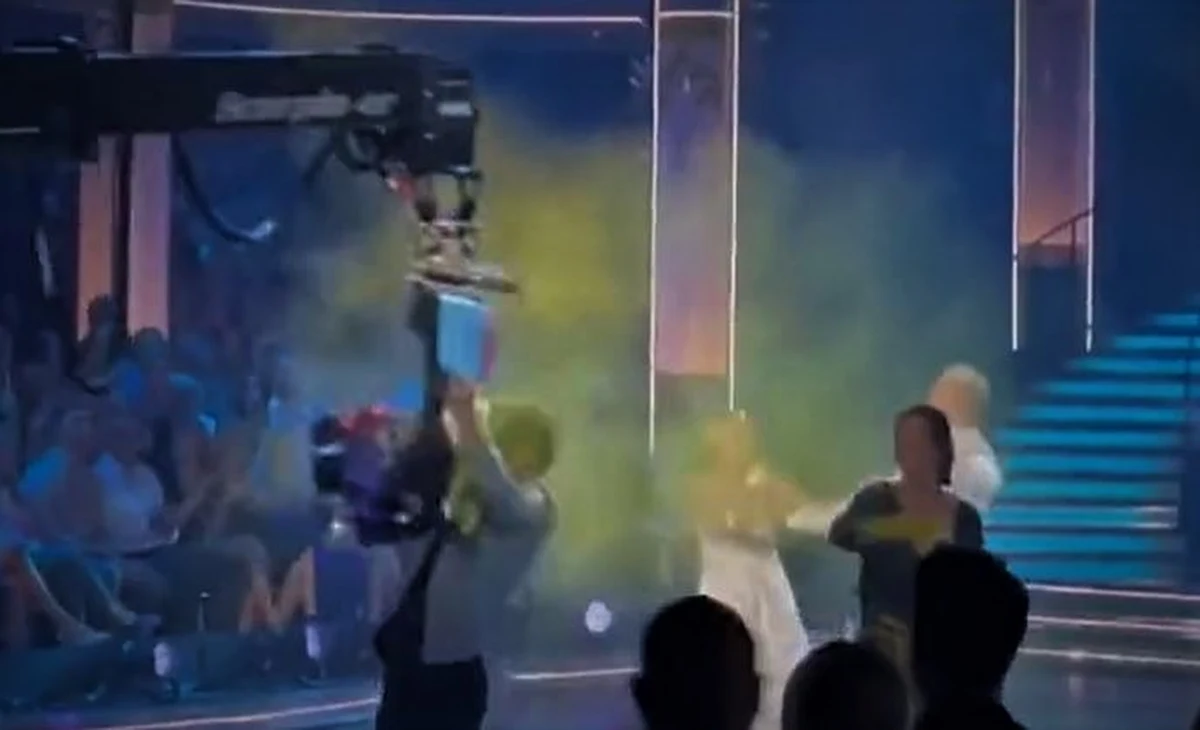 Aktywiści klimatyczni wtargnęli na scenę podczas finału programu, w trakcie tańca Charlotte Kalli, byłej znakomitej biegaczki narciarskiej i konkurentki Justyny Kowalczyk. Zakłócenie przebiegu szwedzkiej edycji show "Let's dance" (w Polsce znanego jako "Taniec z gwiazdami") trwało krótko - operator kamery dosłownie zbił z parkietu intruzów, a w tym czasie Kalla i jej partner kończyli taniec.