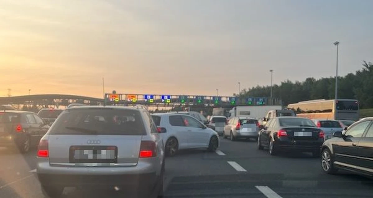 Awaria terminali na autostradzie A4. Na bramkach w Krakowie Balicach i w Brzęczkowicach nie można było w niedzielę płacić za przejazd kartami płatniczymi i paliwowymi. Po północy przyszła informacja, że awaria została już usunięta.