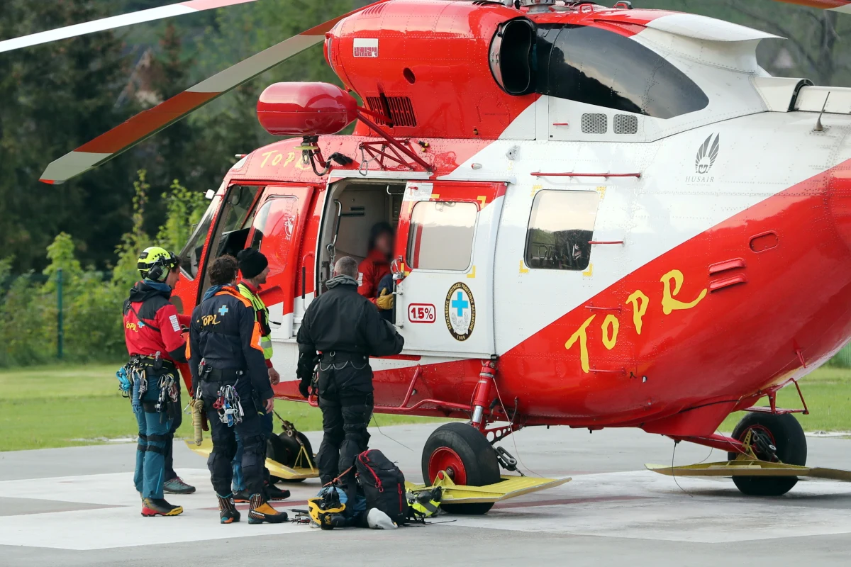 Dwa tragiczne wypadki w górach. W Tatrach zginął turysta, który wraz z kolegą wybrał się w góry w letnim obuwiu sportowym. Z kolei na Słowacji 38-letnia kobieta zginęła na oczach trójki małych dzieci.