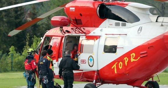 Dwa tragiczne wypadki w górach. W Tatrach zginął turysta, który wraz z kolegą wybrał się w góry w letnim obuwiu sportowym. Z kolei na Słowacji 38-letnia kobieta zginęła na oczach trójki małych dzieci.