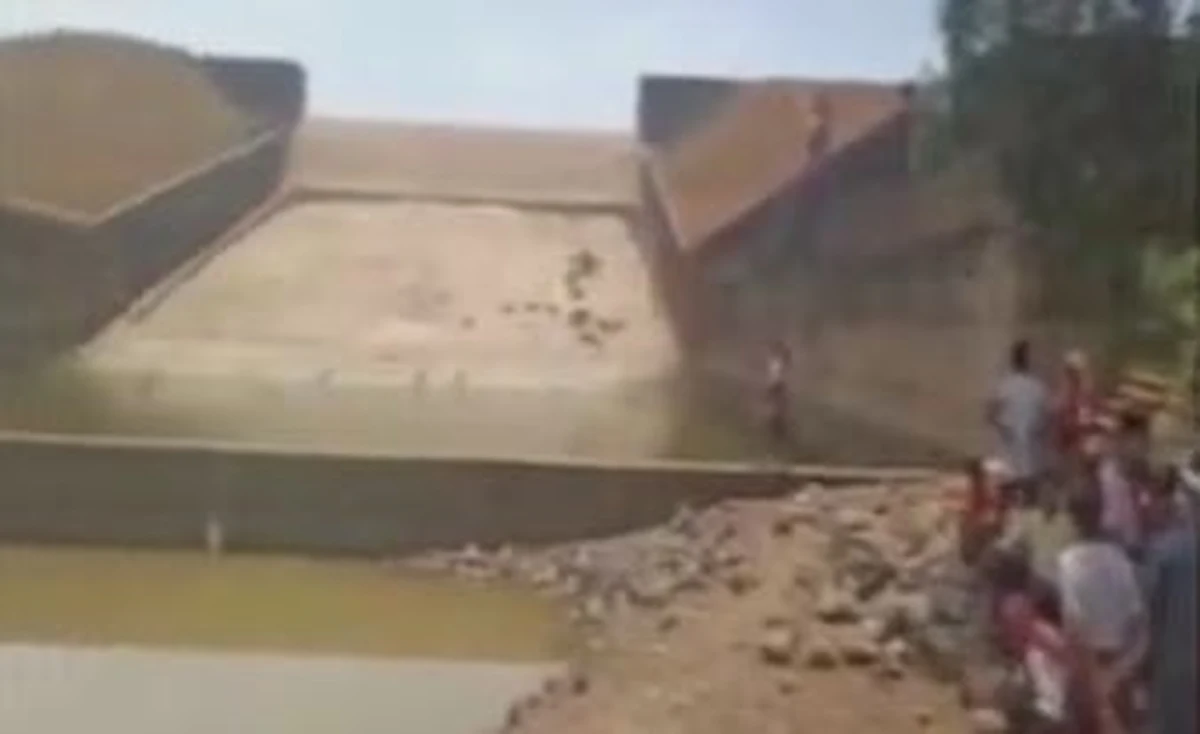 Indyjski urzędnik stracił pracę po tym, jak kazał spuścić dwa miliony litrów wody na zaporze w stanie Chhattisgarh. Kiedy robił sobie selfie, do zbiornika wpadł mu telefon. Aparatu szukali nurkowie. Kiedy ich akcja nie przyniosła rezultatów, urzędnik poszedł na całość.