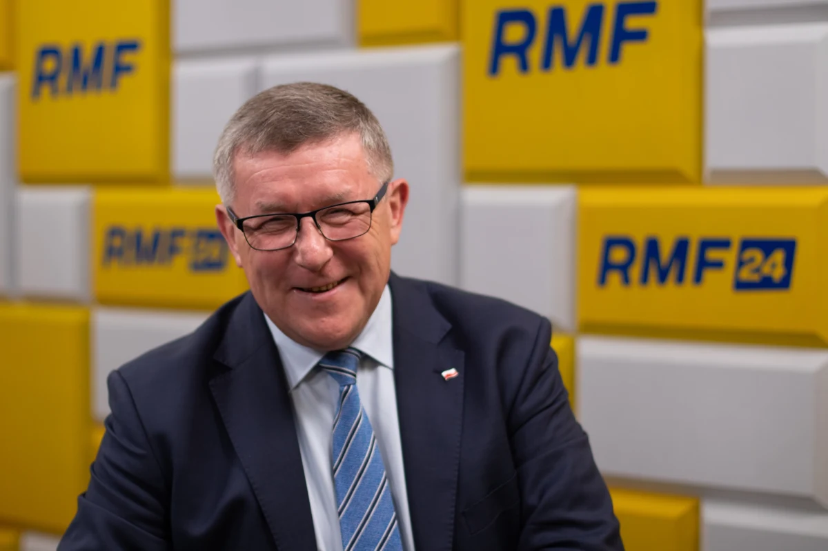 "Tej ustawy chciał Donald Tusk. To on nas oskarżał, Platforma Obywatelska oskarżała nas o prorosyjskość, co do głowy by nam nie przyszło. Skoro PO nasz rząd, Prawo i Sprawiedliwość, oskarża o prorosyjskość, to sama powinna być gotowa pokazać swoją historię” – mówił Zbigniew Kuźmiuk, europoseł Prawa i Sprawiedliwości w Porannej rozmowie w RMF FM, pytany o komisję weryfikacyjną ds. badania rosyjskich wpływów w latach 2007-2022.