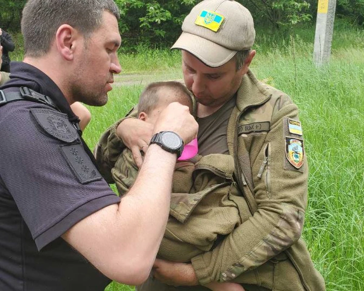 Dwuletnią dziewczynkę, która zgubiła się w lesie, udało się cudem odnaleźć po czterech dniach poszukiwań, gdy wszyscy już zaczęli tracić nadzieję – pisze ukraińska redakcja BBC.