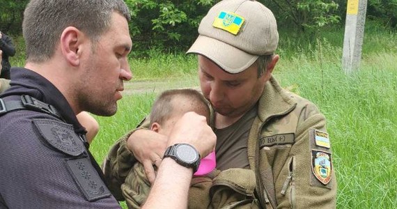 Dwuletnią dziewczynkę, która zgubiła się w lesie, udało się cudem odnaleźć po czterech dniach poszukiwań, gdy wszyscy już zaczęli tracić nadzieję – pisze ukraińska redakcja BBC.