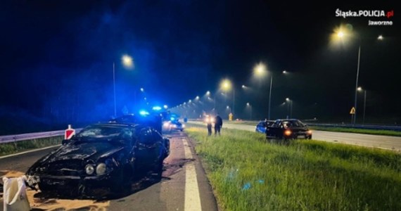 Sąd aresztował dwóch mężczyzn, którzy w miniony piątek, uciekając z miejsca kontroli, potrącili policjanta. Zostali zatrzymani po pościgu, w trakcie którego staranowali szlaban punktu poboru opłat na autostradzie A4. Ucieczka zakończyła się w Mysłowicach, gdzie ich auto dachowało.