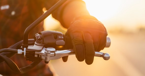 Na drodze w miejscowości Zabrnie na Podkarpaciu kierowca odebrał kluczyki motorowerzyście, podejrzewając, że prowadzi on pod wpływem alkoholu. Podczas interwencji policjantów mężczyzna był agresywny, krzyczał, groził policjantom pozbawieniem życia i naruszył ich nietykalność.

