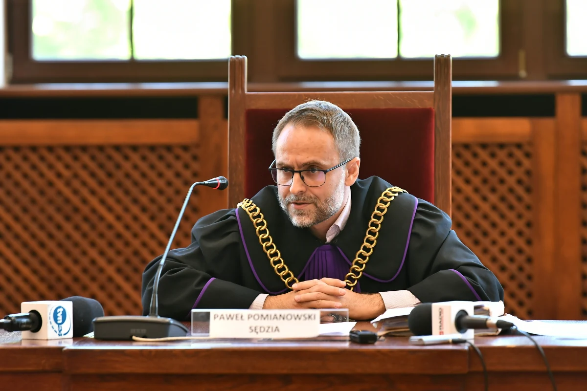 Na 1,5 roku więzienia skazał w poniedziałek wrocławski sąd kierowcę Mateusza W. oskarżonego o spowodowanie katastrofy w ruchu lądowym w lipcu 2021 r. na drodze krajowej nr 8 koło Wrocławia. Mężczyzna ma też czteroletni zakaz prowadzenia pojazdów. W wypadku, który spowodował zginęły dwie osoby, a osiem zostało rannych.

