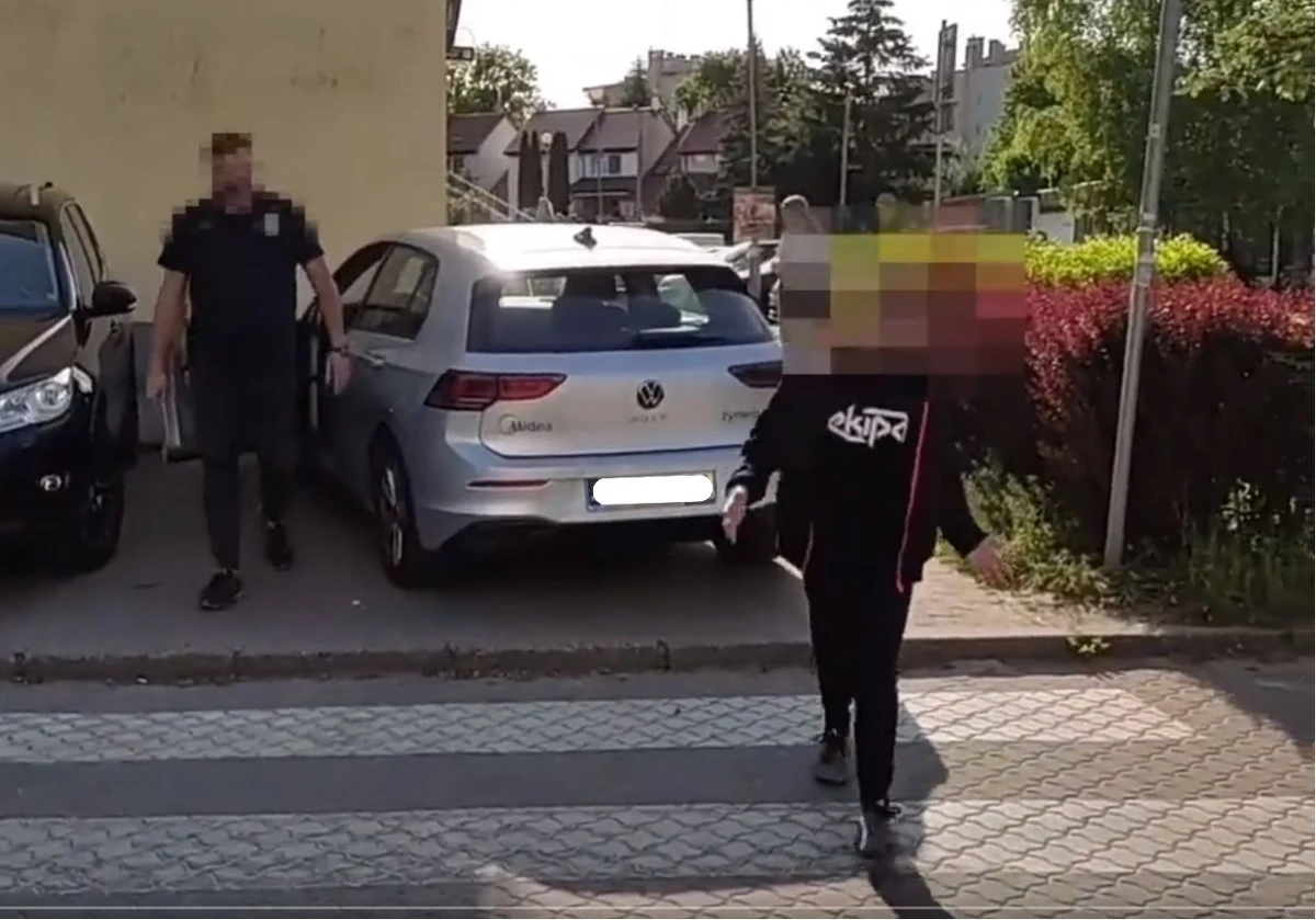 Olsztyńska policja zajmie się sprawą filmu z ulicy Gałczyńskiego, który kilka dni temu opublikowano w mediach społecznościowych. Nagrywający mężczyzna zwraca uwagę kierowcy, który zaparkował na chodniku, tuż przy przejściu dla pieszych. Po chwili agresywny kierowca i jego syn wysiadają z auta, aby zatrzymać nagrywanie zdarzenia. 