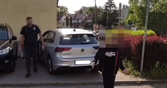 Olsztyńska policja zajmie się sprawą filmu z ulicy Gałczyńskiego, który kilka dni temu opublikowano w mediach społecznościowych. Nagrywający mężczyzna zwraca uwagę kierowcy, który zaparkował na chodniku, tuż przy przejściu dla pieszych. Po chwili agresywny kierowca i jego syn wysiadają z auta, aby zatrzymać nagrywanie zdarzenia. 