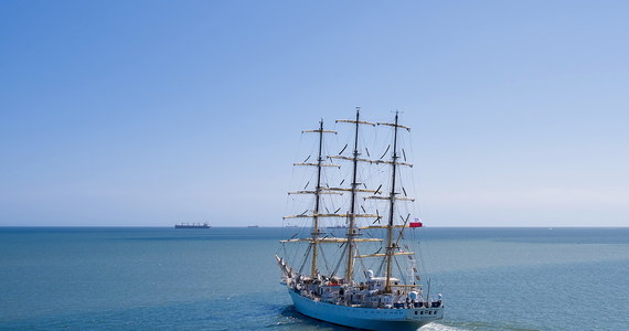 Przy Nabrzeżu Pomorskim w Gdyni pożegnano dziś żaglowiec "Dar Młodzieży". Statek wychodzi w niemal półroczny rejs, podczas którego pokona około 12 500 mil morskich.