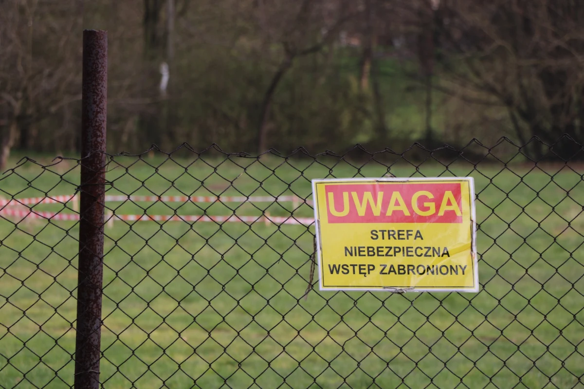 Specjalistyczne maszyny rozpoczynają wypompowywanie wody z gruntów w Trzebini (Małopolskie). Ma to zminimalizować ryzyko powstawania kolejnych zapadlisk na tym terenie.