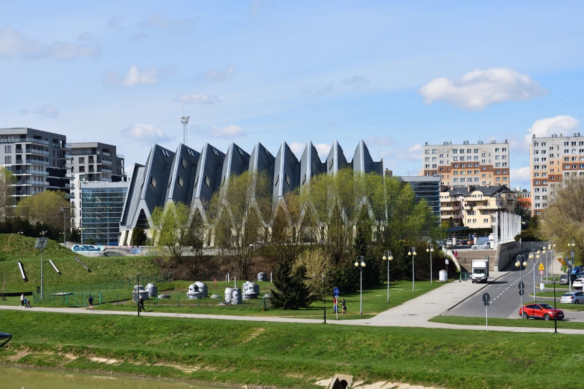 Przy rzeszowskiej hali Podpromie policjanci uruchomili punkt kontroli autokarów. Wystarczy przyjechać, każdy pojazd zostanie sprawdzony – zapewniają funkcjonariusze.