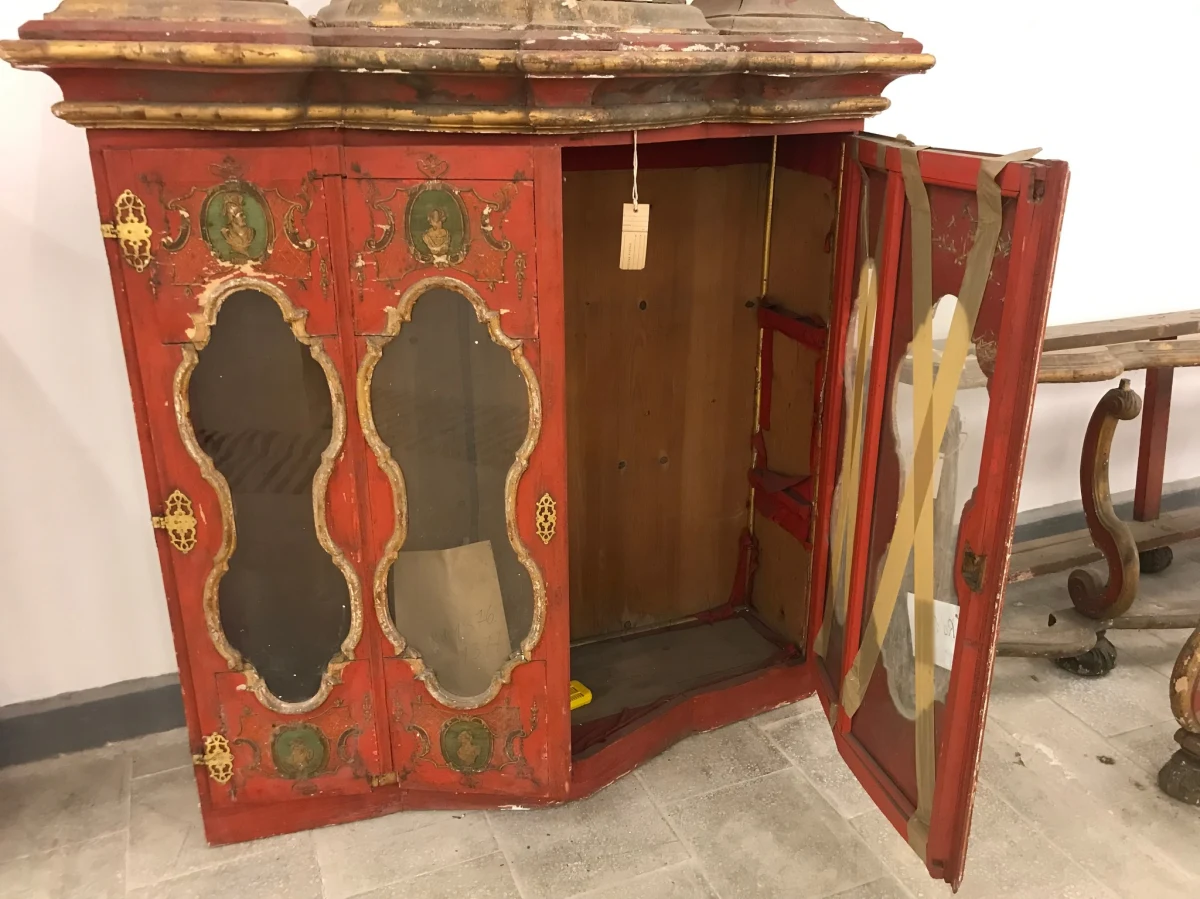 Do Zamku Książ w Wałbrzychu po prawie 80 latach powrócą cenne, barokowe gabloty, które zostały wykonane specjalnie dla Książa ponad 300 lat temu. Po II wojnie światowej meble trafiły do Muzeum Narodowego w Poznaniu.