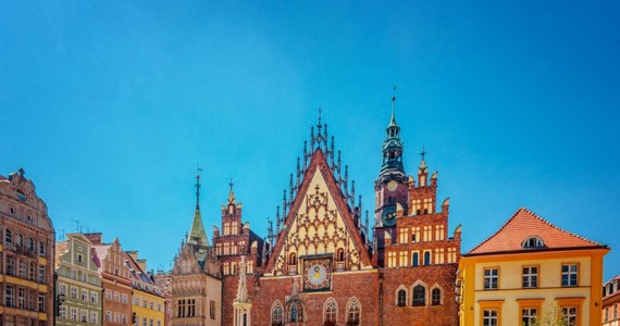 Planujesz wyjazd wraz z dziećmi do Wrocławia? Dopasuj program zwiedzania i atrakcji do swoich potrzeb. Inne atrakcje będą polecane dla kilkulatków, inne zaś – dla nastolatków i dorosłych. Wrocław zapewnia różne sposoby spędzania wolnego czasu dla turystów.