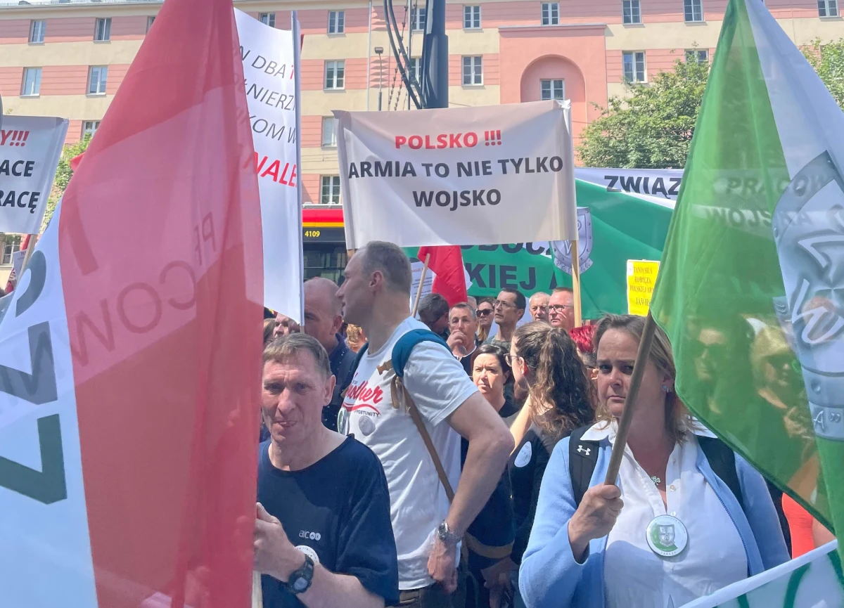Na kilka dni cywilni pracownicy Ministerstwa Obrony Narodowej zaplanowali protest przed siedzibą resortu. Na miejscu powstaje zielone miasteczko, a demonstrujący nie zamierzają ustąpić dopóki nie dojdzie do spotkania z ministrem Mariuszem Błaszczakiem.`