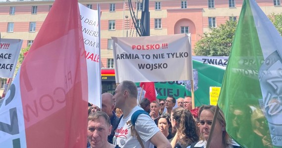 Na kilka dni cywilni pracownicy Ministerstwa Obrony Narodowej zaplanowali protest przed siedzibą resortu. Na miejscu powstaje zielone miasteczko, a demonstrujący nie zamierzają ustąpić dopóki nie dojdzie do spotkania z ministrem Mariuszem Błaszczakiem.`