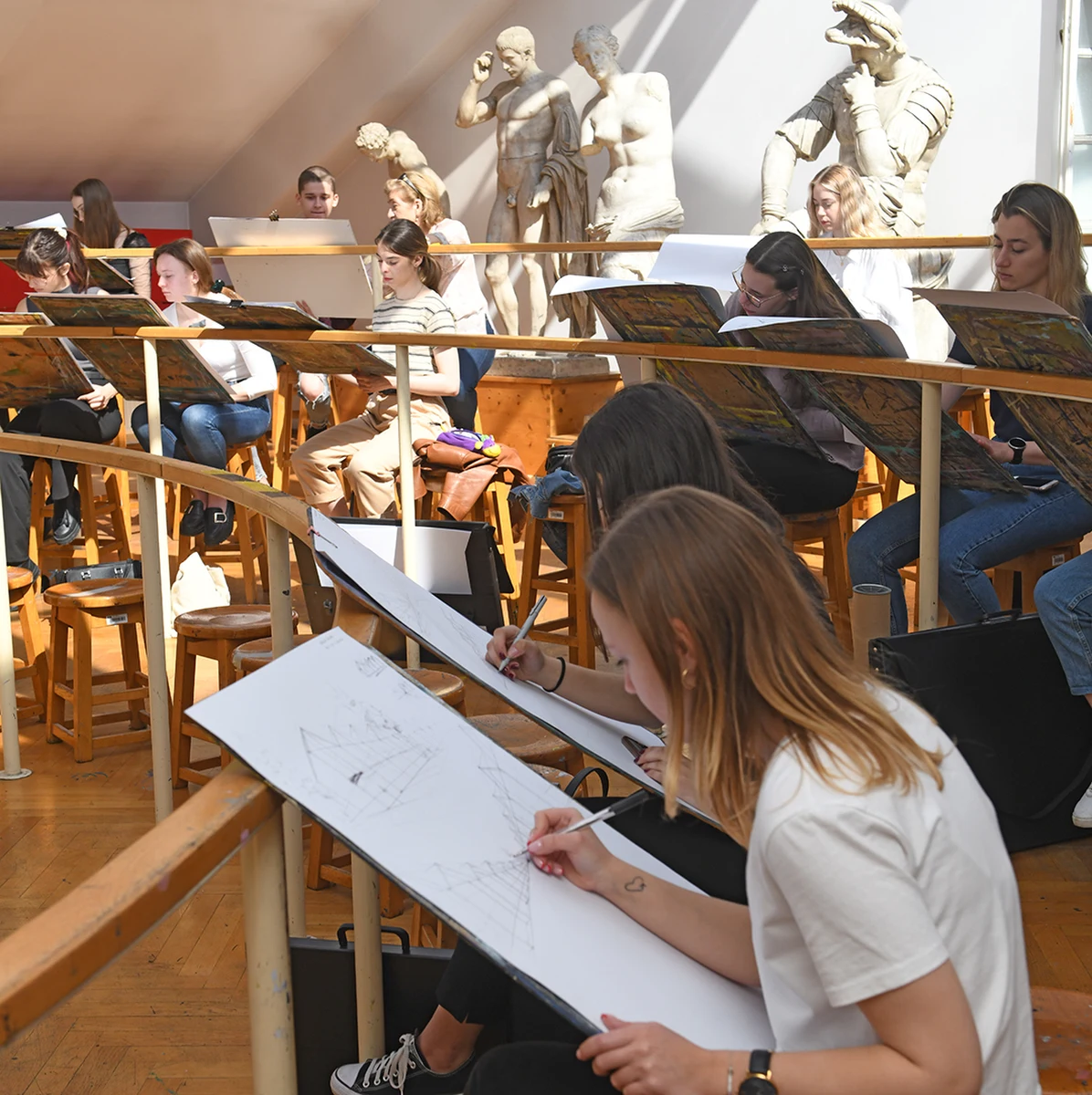 Politechnika Krakowska rozpoczęła rekrutację na kierunek architektura. Rejestracja na pozostałe kierunki ruszy 6 czerwca i potrwa do połowy września. W letniej rekrutacji na studia Politechnika Krakowska przygotowała na studiach I stopnia (stacjonarnych i niestacjonarnych) 4 tys. miejsc, w tym 3200 miejsc na bezpłatnych studiach stacjonarnych I stopnia. W sumie na wszystkich rodzajach i stopniach studiach uczelnia ma w ofercie 4,6 tys. miejsc. 