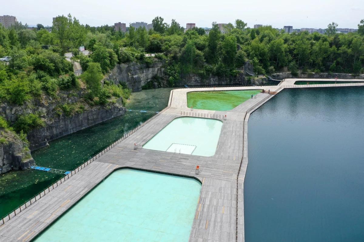 Kąpielisko na krakowskim Zakrzówku zostało przetestowane. Chodzi o pływające na powierzchni wody platformy, na których zamontowano baseny. Oficjalne otwarcie nowego parku zaplanowano 22 czerwca, ale będzie on dostępny dla mieszkańców już od najbliższego czwartku.     

