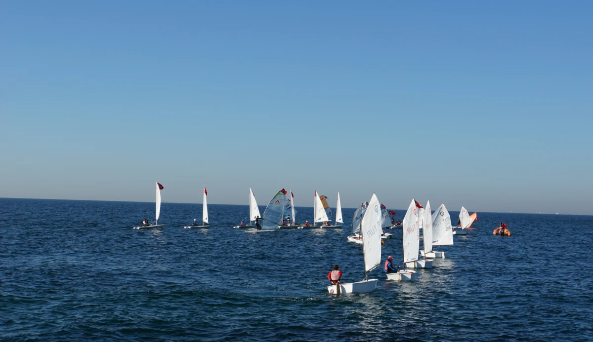 Od czwartku dziwnowski akwen ponownie zapełni się żaglami. Kolejny już raz w ramach tzw. Pucharu Dziwnowa, czyli III Eliminacji do Mistrzostw Świata i Europy, stanie blisko 200 młodych żeglarzy klasy Optimist, którzy będą walczyli o miejsca w kadrze narodowej.