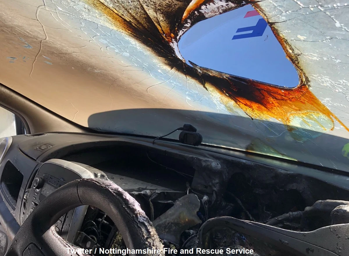 Angielska straż pożarna opublikowała ku przestrodze w mediach społecznościowych zdjęcie skutków pożaru wywołanego przez okulary słoneczne. "Upewnij się, że przedmioty odbijające światło znajdują się poza zasięgiem promieni słonecznych" - napisała na Twitterze straż pożarna z Nottinghamshire.