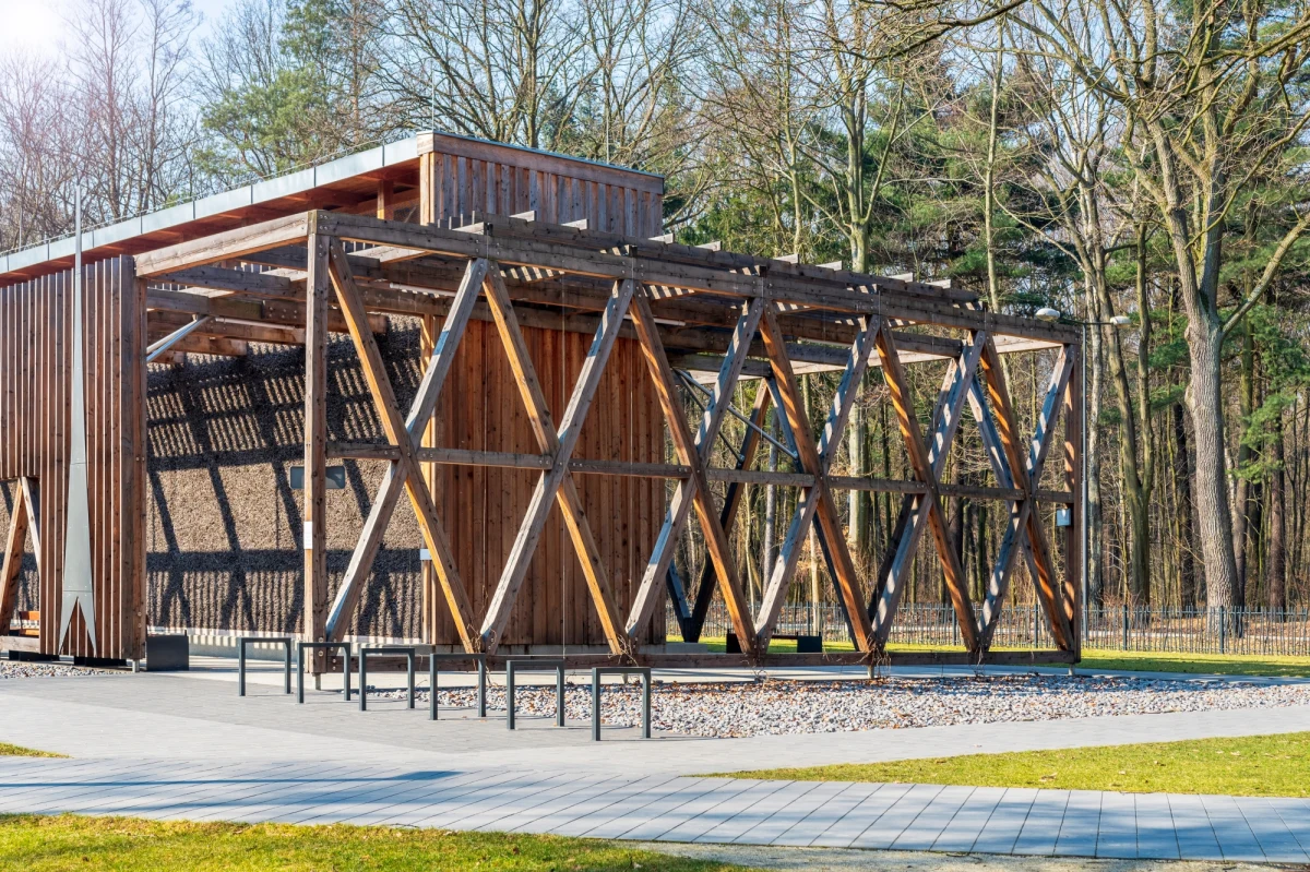 Sejmik woj. małopolskiego zdecydował o przeznaczeniu 3 mln zł na wsparcie budowy kolejnych ogólnodostępnych i nieodpłatnych tężni solankowych. W całym regionie powstanie 13 takich obiektów, służących zarówno profilaktyce zdrowotnej, jak i integracji lokalnej.