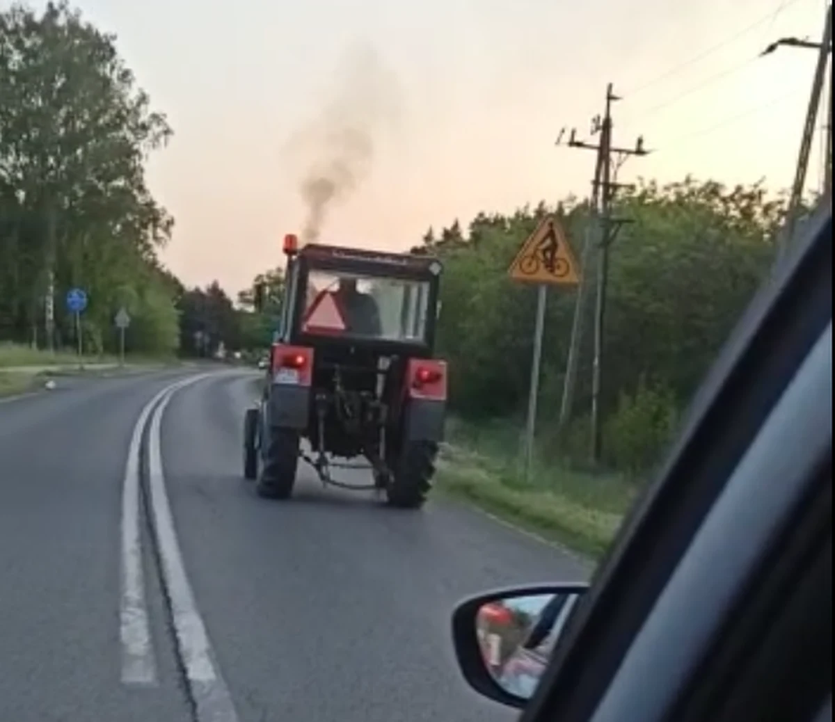 Do dwóch lat więzienia grozi 59-latkowi, który mając prawie 3 promile alkoholu w organizmie wjechał ciągnikiem rolniczym na ulice Złotowa. Pijanego traktorzystę zatrzymał świadek jego jazdy - podała w poniedziałek policja.