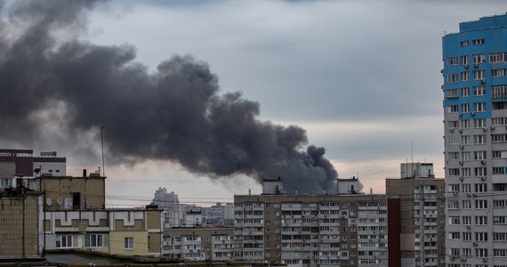 Poniedziałek przyniósł kolejne tragiczne wiadomości z Ukrainy. W dzisiejszych ostrzałach dokonanych przez Rosjan w Ukrainie zginęły 4 osoby. Rannych zostało wielu innych, w tym 11-letni chłopiec. Okupant prowadził intensywne ataki w obwodzie donieckim, chersońskim i dniepropietrowskim. Rakiety nadlatywały też na Kijów.