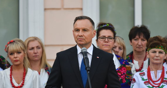 "Politycy, którzy działali w interesie RP w ostatnich 16 latach, nie boją się w Polsce żadnej komisji" - powiedział prezydent Andrzej Duda. Dodał, że "raczej to rosyjskie wpływy mogłyby zniszczyć polską demokrację, a nie komisja, która będzie to sprawdzała". "Realizowałem, realizuję i będę realizował polskie interesy. Zawsze, bez ustanku i nikt mnie w tym zakresie nie zatrzyma" - podkreślił.