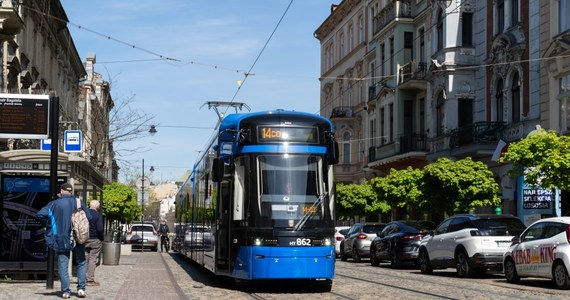 30-letni mężczyzna wdał się w awanturę z pasażerami tramwaju w Krakowie, w trakcie której wyciągnął nożyk do tapet i powierzchownie zranił nim jednego z podróżujących tym pojazdem – podała PAP Barbara Szczerba z zespołu prasowego małopolskiej policji.