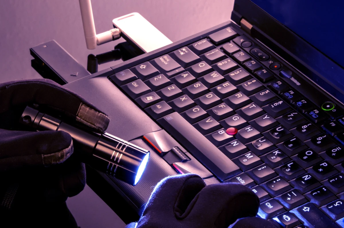 50 tys. zł stracił 65-letni rzeszowianin, który chciał zainwestować w kryptowaluty. Uwierzył oszustom i zainstalował oprogramowanie AnyDesk, dzięki któremu przestępcy zyskali dostęp do jego konta. Policja po raz kolejny ostrzega przed oszustami działającymi metodą na tzw. zdalny pulpit.