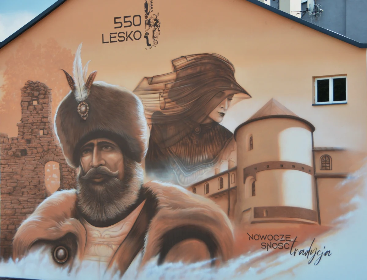 Mural przedstawiający m.in. postać właściciela dóbr leskich z przełomu XV i XIV w. Piotra Kmity powstał na ścianie jednej z kamienic Leska. Malowidło jest pierwszym muralem w tym mieście i nawiązuje do 550-lecia nadania mu praw miejskich.