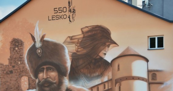Mural przedstawiający m.in. postać właściciela dóbr leskich z przełomu XV i XIV w. Piotra Kmity powstał na ścianie jednej z kamienic Leska. Malowidło jest pierwszym muralem w tym mieście i nawiązuje do 550-lecia nadania mu praw miejskich.