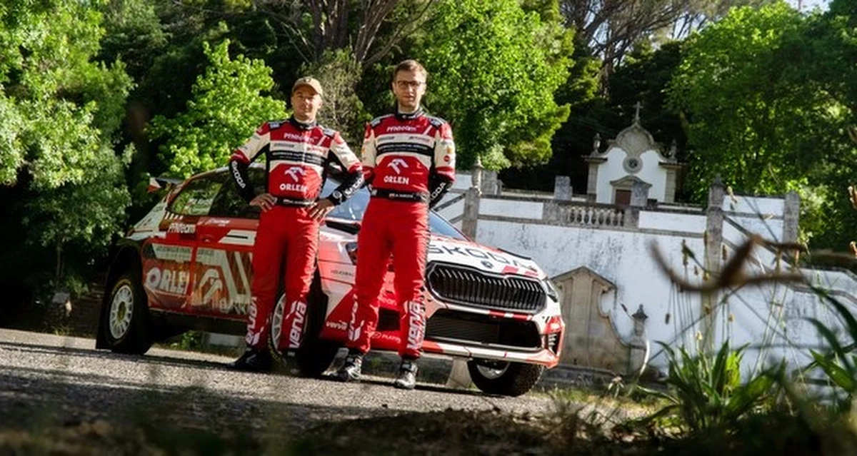 Nasza rajdowa załoga Mikołaj Marczyk i Szymon Gospodarczyk kończy przygotowania do kolejnej rundy mistrzostw świata WRC. Panowie już za kilka dni rozpoczną rywalizację na trasie Rajdu Sardynii. Dziś odbyły się oficjalne testy.