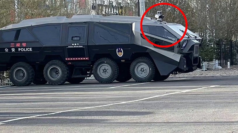 Chińska policja ma nietypowy pomysł na opanowanie ulicznych demonstracji czy zamieszek w Hongkongu. W mieście pojawił się futurystyczny pojazd, który budzi mnóstwo kontrowersji.