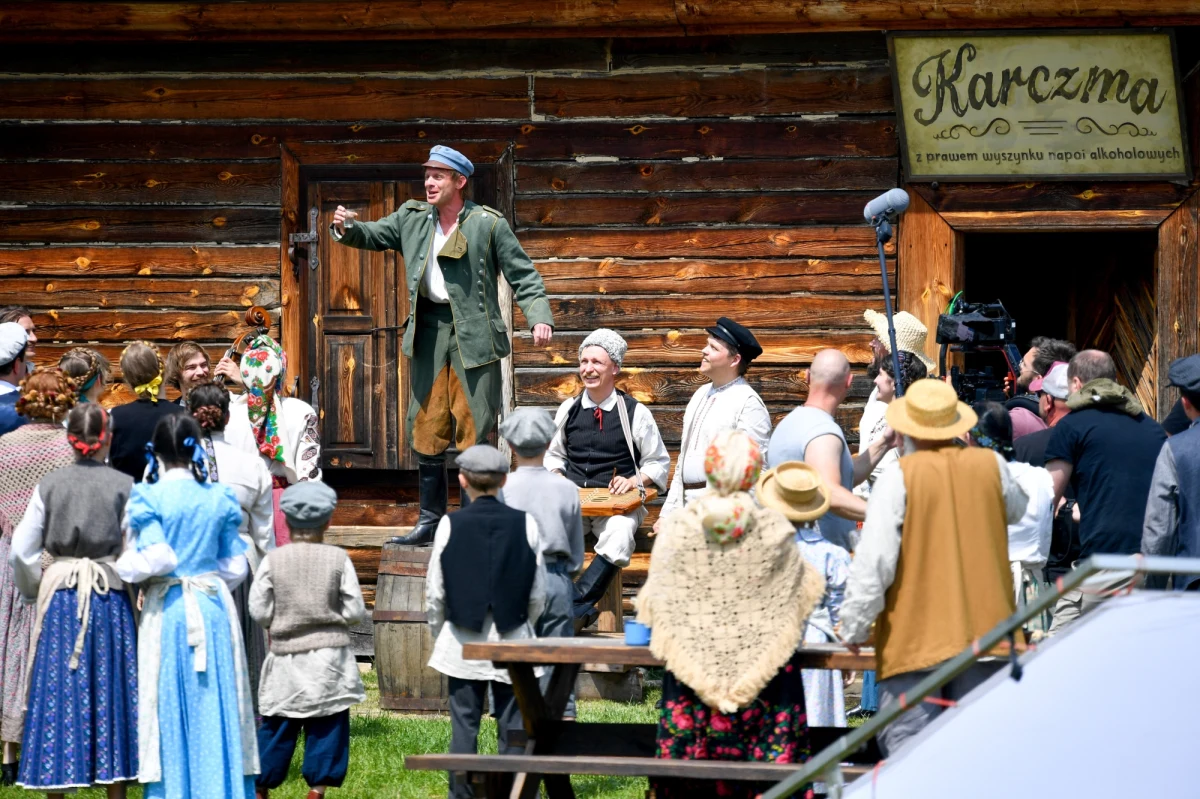 W Tokarni w woj. świętokrzyskim trwają zdjęcia do filmu "Sami swoi. Początek" w reżyserii Artura Żmijewskiego. Będzie to prequel kultowej serii stworzonej przez Sylwestra Chęcińskiego. Widzowie zobaczą życie Kargulów i Pawlaków we wsi Krużewniki w okresie 20-lecia międzywojennego. 