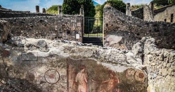 Szkielety dwóch kobiet i dziecka w wieku 3-4 lat znaleźli archeolodzy w Pompejach. To kolejne w ostatnim czasie szczątki mieszkańców tego antycznego miasta, którzy zginęli, szukając schronienia przed trzęsieniem ziemi w 79 roku, które towarzyszyło erupcji Wezuwiusza.