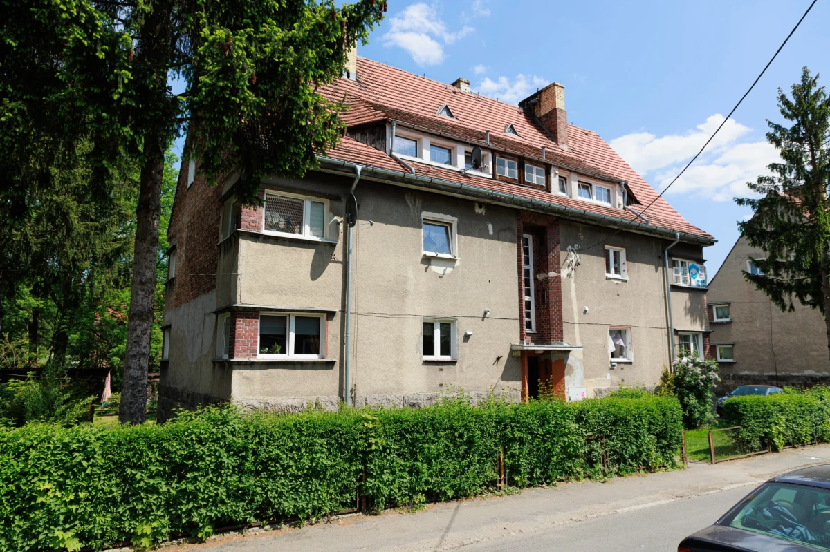 Pięć osób usłyszało w poniedziałek w Prokuraturze Rejonowej w Jeleniej Górze zarzuty pobicia ze skutkiem śmiertelnym 58-letniego mężczyzny. Powodem zajścia był konflikt między sąsiadami.   

