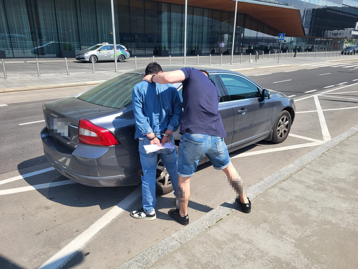 Policjanci z warszawskiego Śródmieścia zatrzymali dwóch podejrzanych o kradzież z włamaniem do audi metodą "na kolec". Obywatele Gruzji wybili szybę i skradli ponad 100 tysięcy złotych w polskiej i obcej walucie - poinformował rzecznik śródmiejskiej policji podinspektor Robert Szumiata.