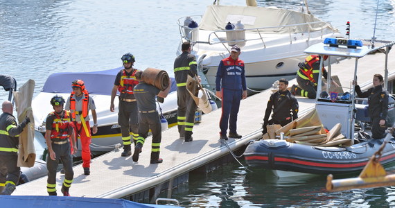W sobotę na jeziorze Maggiore we włoskiej Lombardii podczas gwałtownej burzy wywrócił się mały statek turystyczny. Dziennik "La Repubblica" poinformował, że trzy z czterech ofiar i siedemnaście z dziewiętnastu ocalałych to nie zwykli niedzielni wycieczkowicze, ale oficerowie wywiadu - na służbie lub na urlopie.