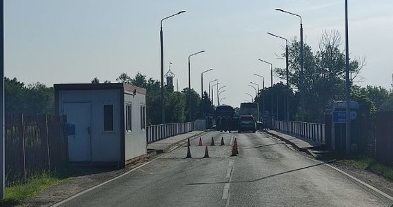 Rosyjska rodzina z dziećmi staranowała samochodem szlabany na przejściu granicznym w Terespolu - dowiedzieli się dziennikarze RMF FM. Kobiecie z trójką dzieci udało się przekroczyć granicę i dostać na teren Białorusi. Mężczyzna został zatrzymany.