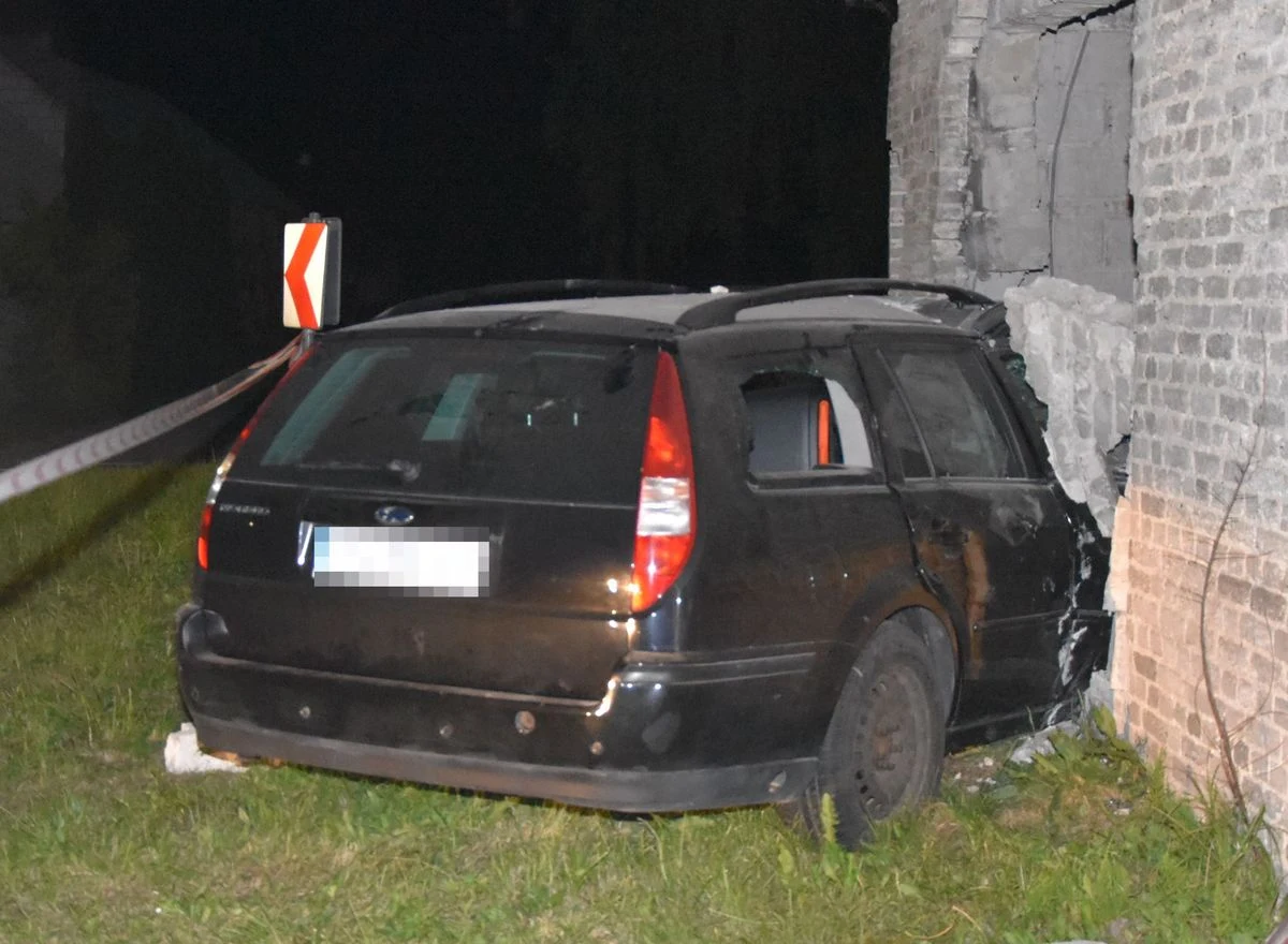 W Szyszkowie na Lubelszczyźnie kierowca wbił się samochodem w niezamieszkały budynek. 30-latek nie miał prawa jazdy i był pijany. Nie odniósł poważnych obrażeń, trafił do szpitala, a za swoje wyczyny odpowie przed sądem.

