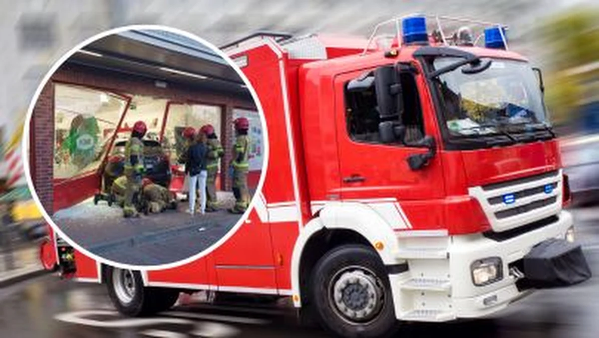 Kierująca samochodem osobowym pomyliła gaz z hamulcem i wjechała w witrynę sklepu przy ul. Kossaka w Bydgoszczy. Kobiecie nic się nie stało, poważne są jednak zniszczenia w sklepie.