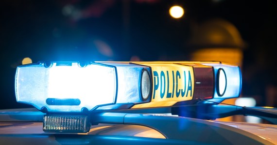 20-latek chciał uciec policji i uderzył w blokujący drogę radiowóz. Policjanci z warszawskiej Pragi Północ w nocy z soboty na niedzielę próbowali zatrzymać dwie osoby podejrzane o kradzież toyoty. 20-letni kierowca i 17 letnia pasażerka w kajdankach trafili do policyjnego aresztu.
