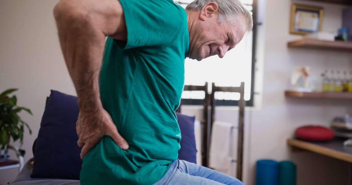 Tak nieświadomie szkodzisz kręgosłupowi. Fizjoterapeutka: Uwaga na poranny ból pleców