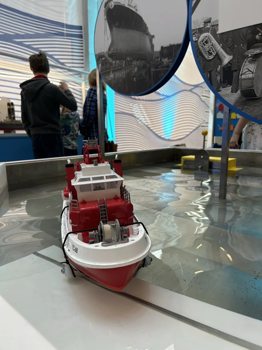 ​Kilkanaście interaktywnych eksponatów Morskiego Centrum Nauki w Szczecinie, które otwarto w weekend, zostało już uszkodzonych. To nie tylko przypadkowe awarie, ale też zwykłe akty wandalizmu.