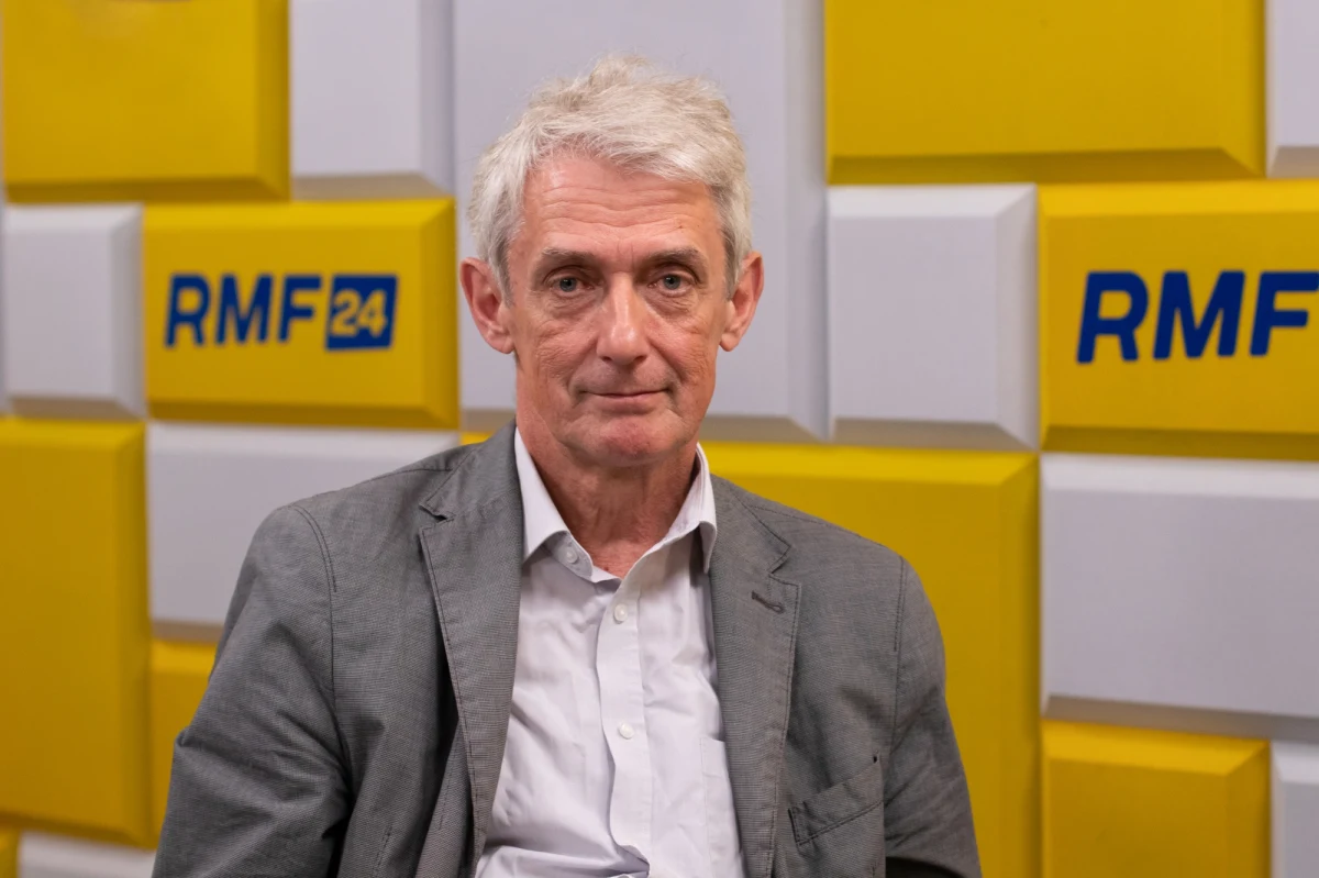 „To postępowanie represyjne, bardzo nieokreślony jest jego przedmiot. Co to oznacza, że ktoś jest pod wpływem rosyjskim? W jakim zakresie pod wpływem rosyjskim? W tej ustawie nie ma żadnego wyjaśnienia. To coś podobnego do oskarżenia o czary. Nikt nie wie, co to są czary i możemy swobodnie zakreślać granice tego, co ktoś zrobił albo czego nie zrobił” – mówił dr Michał Laskowski. Były prezes Sądu Najwyższego kierujący Izbą Karną był gościem w Rozmowie w południe w RMF FM o komisji weryfikacyjnej ds. badania wpływów rosyjskich w latach 2007-2022. Gość Mariusza Piekarskiego dodał, że podpis prezydenta Andrzeja Dudy pod ustawą nie ma nic wspólnego z byciem strażnikiem konstytucji. 