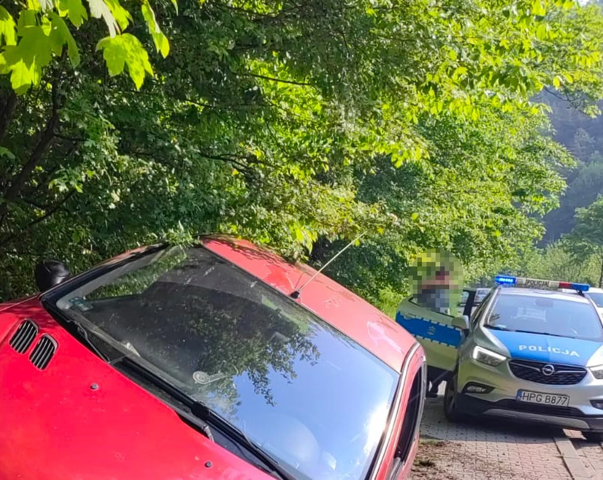 37-latek z powiatu nowosądeckiego zabrał z posesji samochód z kluczykami w środku i wybrał się na przejażdżkę. Na jednej ze stacji paliw zatankował i odjechał nie płacąc. Kiedy policjanci z Grybowa próbowali go zatrzymać, mężczyzna zaczął uciekać.

