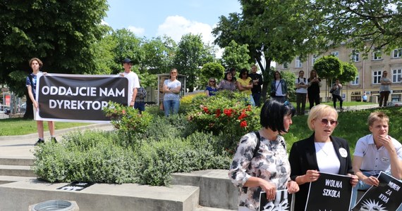 Uczniowie i absolwenci szkół oraz ich rodzice uczestniczyli w Tarnowie w manifestacji w obronie dyrektora III Liceum Ogólnokształcącego im. Adama Mickiewicza Jana Ryby. Małopolskie kuratorium oświaty wszczęło przeciwko niemu postępowanie dyscyplinarne. Stało się to po tym, jak dyrekcja powiadomiła sąd o podejrzeniu znęcania się matki nad jedną z uczennic.